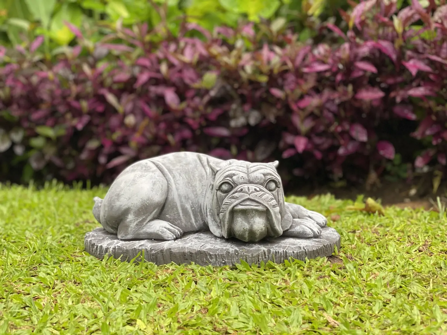 Artikelbild 9 des Artikels “Spike - Liegende Bulldogge auf Sockel, 38 cm L | Steinguss “